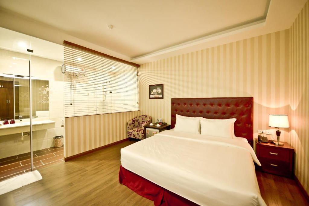 Night Hotel Hanoi Room photo